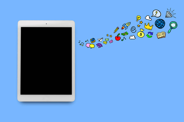 weiße Tablette und Symbole, die die Fähigkeiten von Tablet, App und Internet auf blauem Hintergrund zeigen. Konzept der unbegrenzten Möglichkeiten der modernen Technologien, soziale Netzwerke. flache Lage, Draufsicht. - Foto, Bild