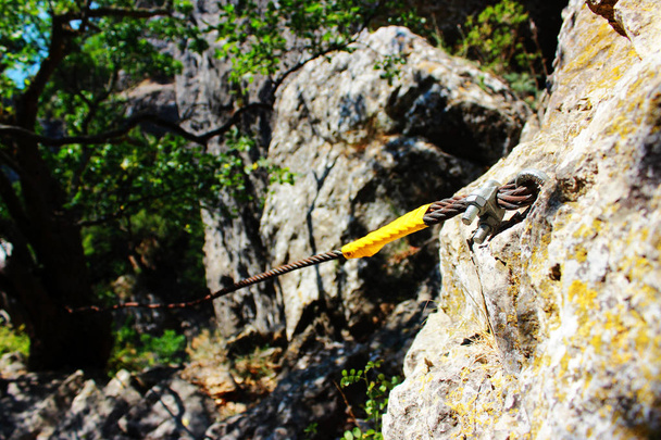 İpe tırmanmak, karabina ve güvenlik ekipmanlarını işaret ediyor. Adem 'in Locası, Cennet Vadisi' ne zor bir tırmanış. Kırım Cumhuriyeti - Fotoğraf, Görsel