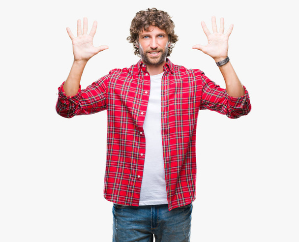 Przystojny hiszpanin model mężczyzna na białym tle Wyświetlono i skierowaną w górę palcami numer dziesięć jednocześnie uśmiechając się pewnie i wygodnie. - Zdjęcie, obraz