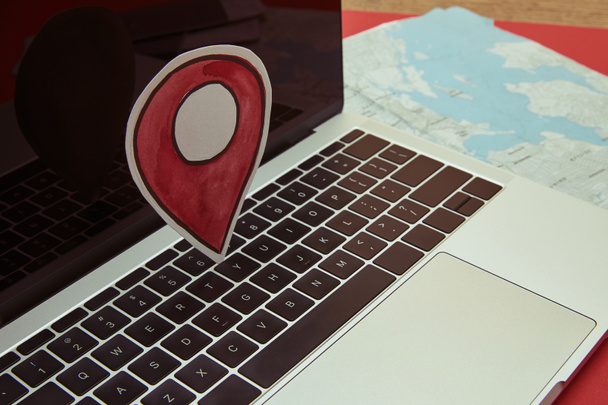 GPS locatie teken op laptop, kaart op tafelblad - Foto, afbeelding