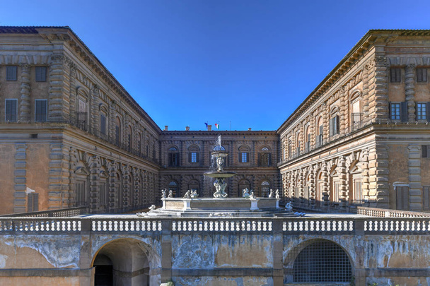 Palazzo Pitti a zahrady Boboli je park ve Florencii, která je domovem pro kolekce soch z 16 až 18 století, s některé římské starožitnosti. - Fotografie, Obrázek