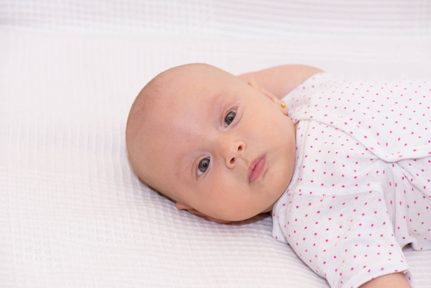 Kis baba lány portré fehér háttér - Fotó, kép