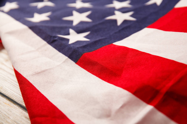 Bandera americana cerca en escritorio de madera. Día conmemorativo
 - Foto, Imagen