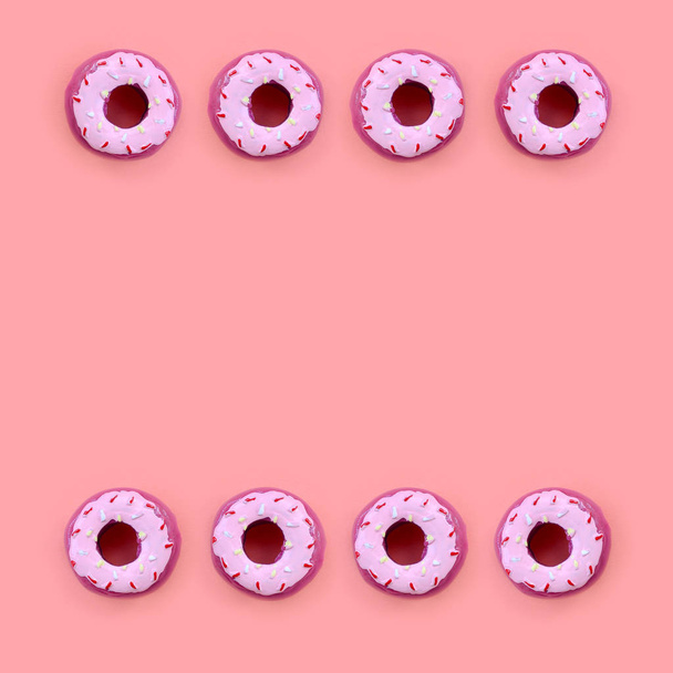 Monet pienet muovi donitseja sijaitsee pastelli värikäs tausta. Tasainen lay minimaalinen kuvio. Yläkuva
 - Valokuva, kuva