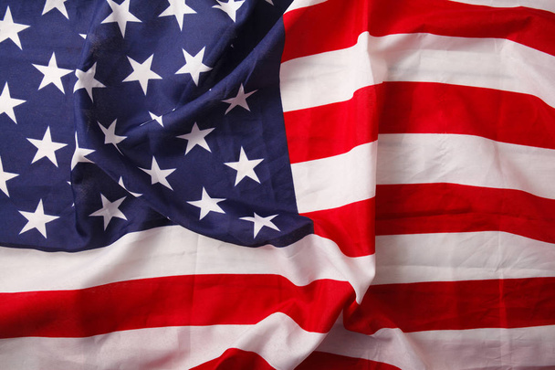 Bandera americana cerca en escritorio de madera. Día conmemorativo
 - Foto, imagen