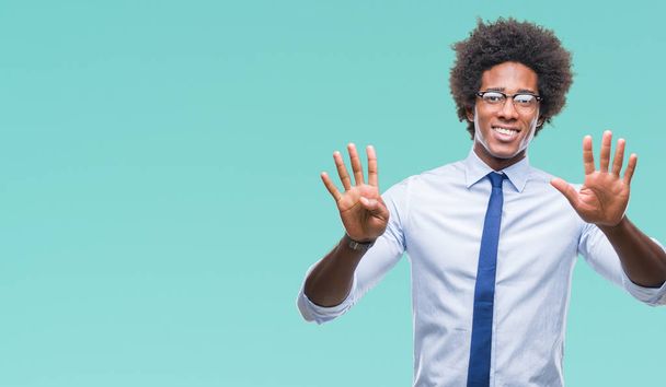Afro amerykański biznes człowiek w okularach na na białym tle Wyświetlono i skierowaną w górę palcami Dziewiątka, jednocześnie uśmiechając się pewnie i wygodnie. - Zdjęcie, obraz