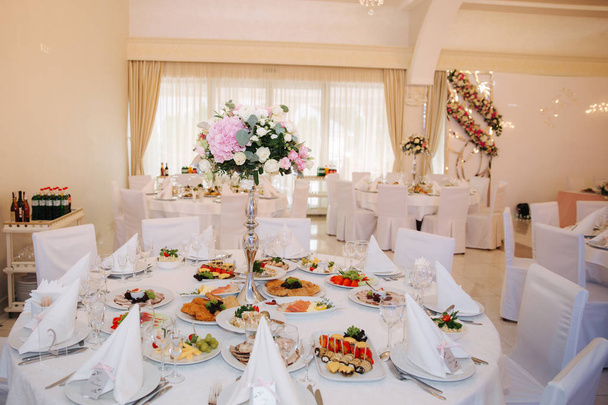 Bruiloft tafels in het restaurant. deciration en voedsel - Foto, afbeelding