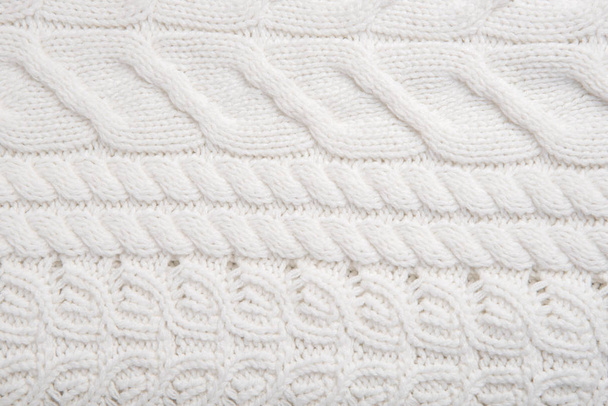 Un beau fragment d'une texture tricotée de couleur blanche comme fond intéressant
 - Photo, image