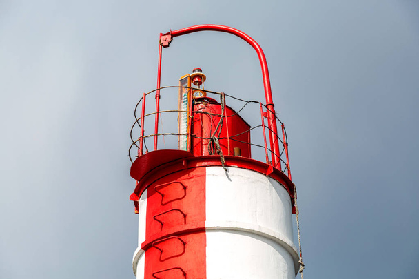 Червоний і білий маяк на острові Крестовському острові в Санкт-Петербург, Російська Федерація - Фото, зображення