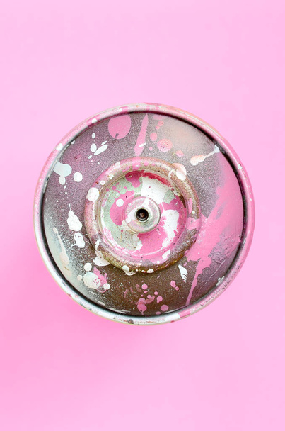 Una lata de spray usada para dibujar graffiti se encuentra en un fondo de color pastel. Concepto de pintura de arte urbano. Mínimo plano laico. Vista superior
 - Foto, Imagen