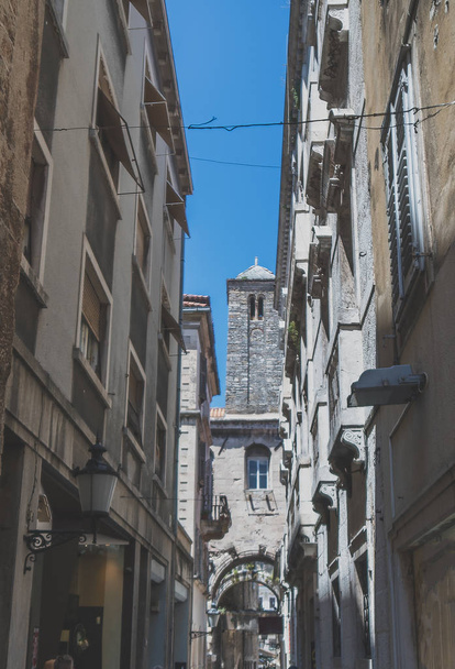 Gyönyörű szűk old street, Split, Horvátország. - Fotó, kép