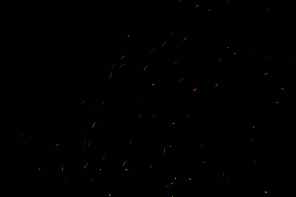 Bonfire σπίθα στον ουρανό σκοτεινή νύχτα, ρηχά εστίαση - Φωτογραφία, εικόνα