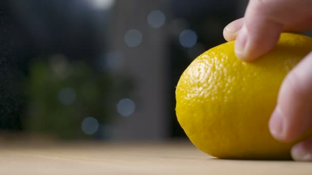 Schneiden von frisch versprühter Zitrone - Filmmaterial, Video
