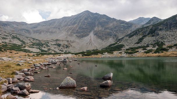 Krajobraz z czystymi wodami Musalenski jezior, gór Riła, Bułgaria - Zdjęcie, obraz