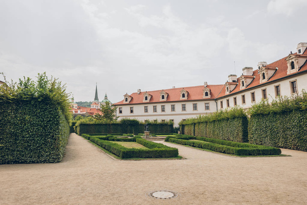 hermosa arquitectura antigua, edificios y arbustos verdes en prague, República Checa
 - Foto, imagen
