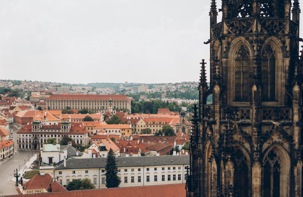 a légi felvétel a prágai városkép gyönyörű katedrális és ókori építészet - Fotó, kép