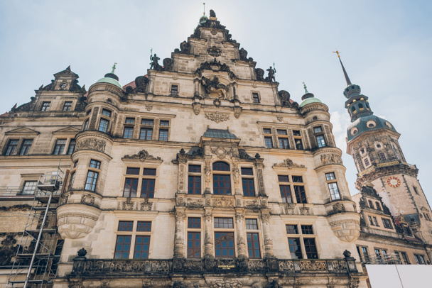 низкий угол зрения на красивый Дрезденский собор или собор Святой Троицы, Дрезден, Германия
  - Фото, изображение