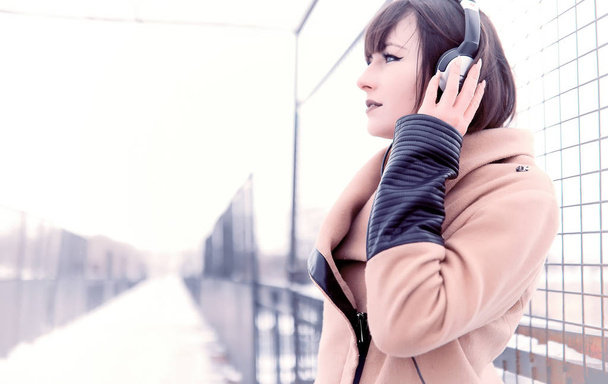 Kız müzik açık havada için dinlerken kulaklık - Fotoğraf, Görsel