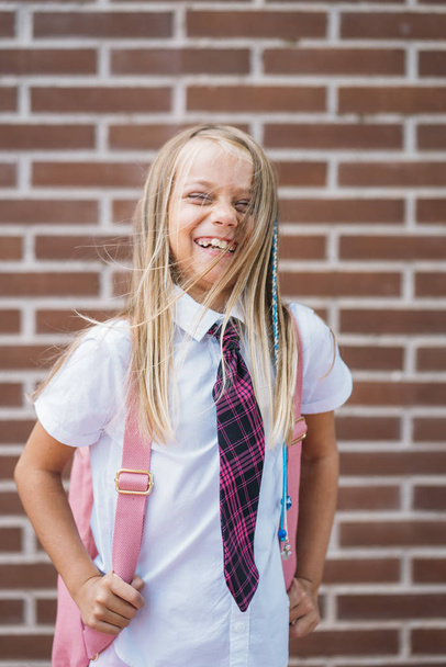 Ευτυχισμένος χαριτωμένο μαθήτρια που θέτουν σε έναν δρόμο - Φωτογραφία, εικόνα