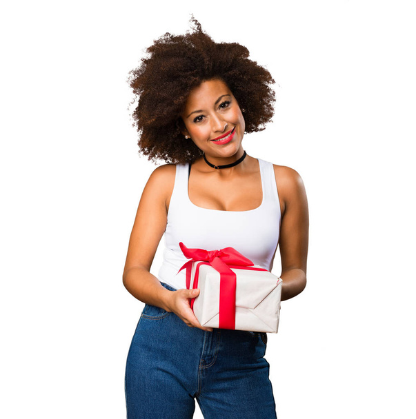fiatal fekete nő egy ajándék gazdaság - Fotó, kép