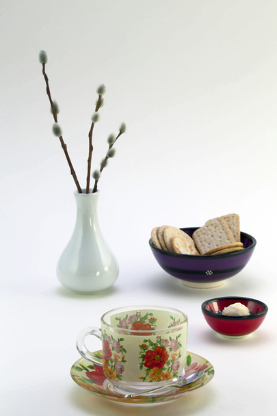 Чашка чая, печенье, шоколад и ваза
 - Фото, изображение