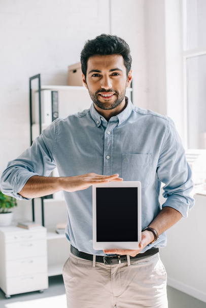 handsome smiling architect showing tablet with blank screen in office - Foto, Imagem