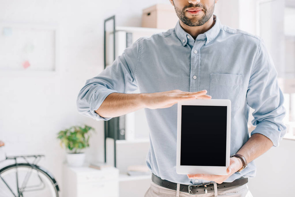 cropped image of architect showing tablet with blank screen in office - Foto, Imagem