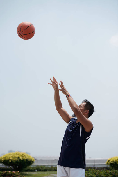 Cheerful Asian basketball player enjoying the game - Valokuva, kuva