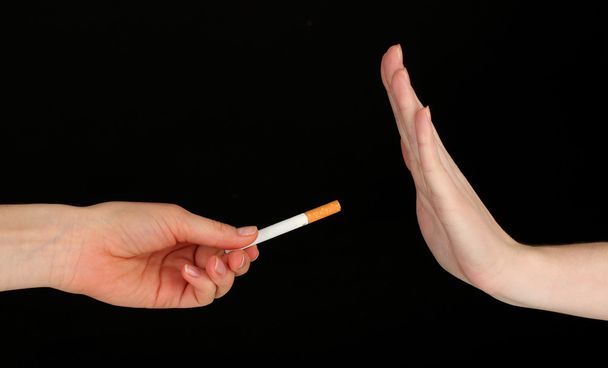 Konsepti: lopeta tupakointi, mustalla taustalla
 - Valokuva, kuva