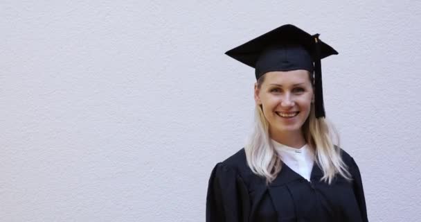 szczęśliwy absolwent Wyświetlono nowy dyplom ukończenia szkoły - Materiał filmowy, wideo