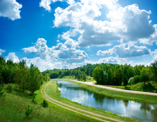 paysage estival avec rivière et nuages - Photo, image