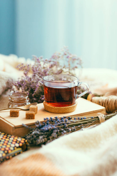 Una taza de té en la cama, comodidad en el hogar, acogedor, estilo de vida
 - Foto, imagen