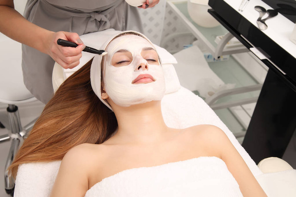 traitement facial de la jeune femme dans un salon de cosmétologie
 - Photo, image