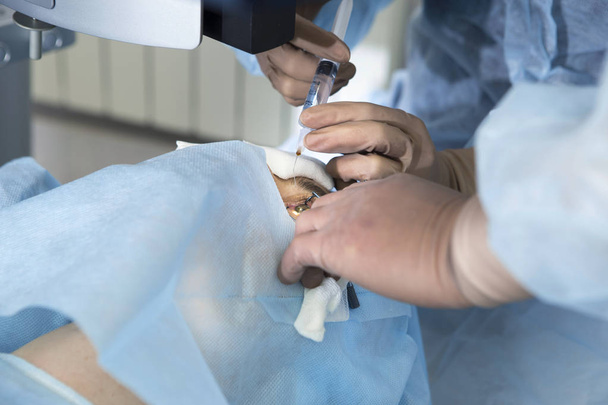 Cirurgia a laser para correção da visão e remoção de catarata
 - Foto, Imagem