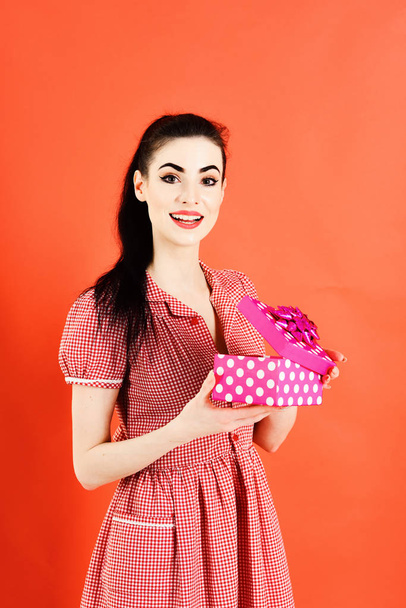 Girl with cheerful face, make up and pink pack. - Foto, Imagem