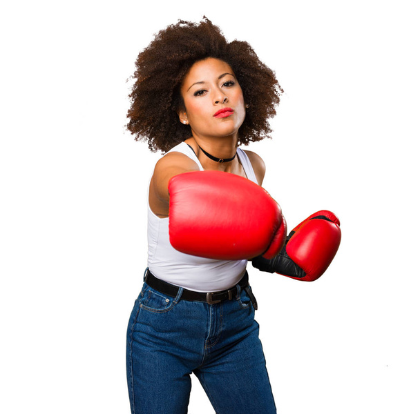 nuori musta nainen käyttää nyrkkeilyhanskat eristetty valkoisella pohjalla
 - Valokuva, kuva