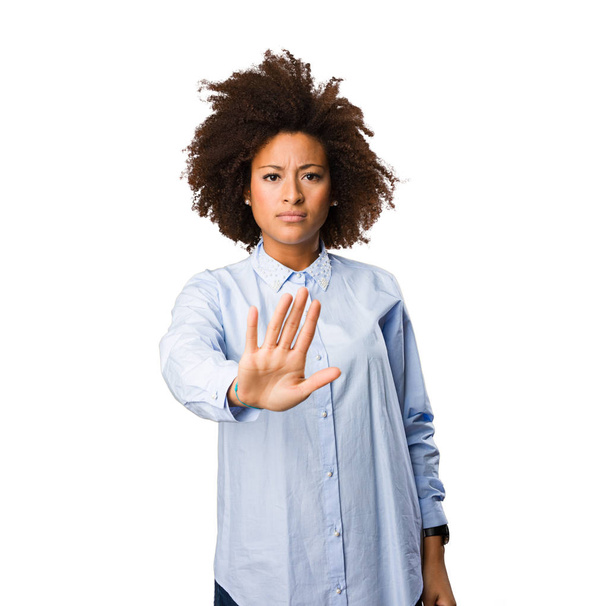 jonge zwarte vrouw doen stop gebaar - Foto, afbeelding