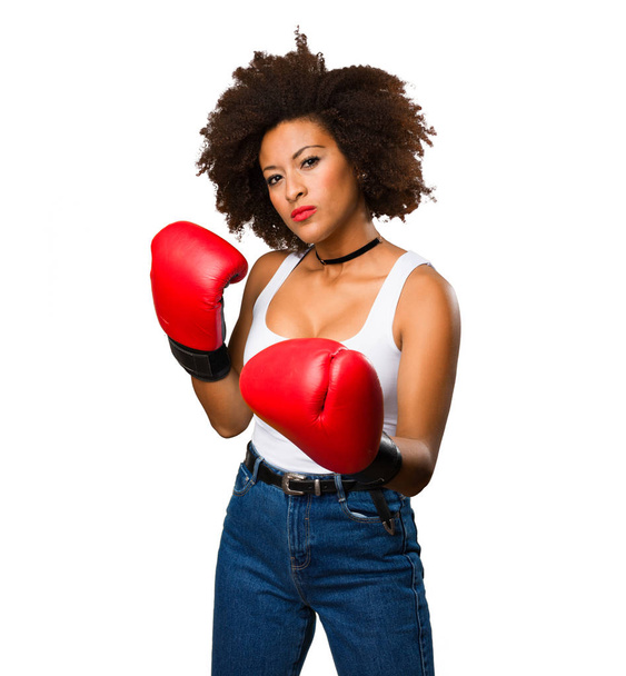nuori musta nainen käyttää nyrkkeilyhanskat eristetty valkoisella pohjalla
 - Valokuva, kuva