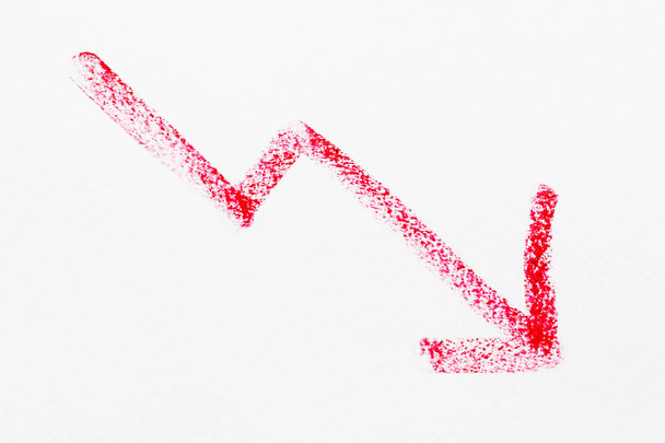 Dibujo pastel al óleo en forma de flecha de tendencia descendente sobre fondo de papel blanco
 - Foto, Imagen