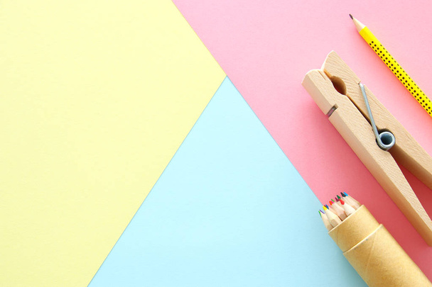 chool or office supplies, back to school over pastel background template - Φωτογραφία, εικόνα