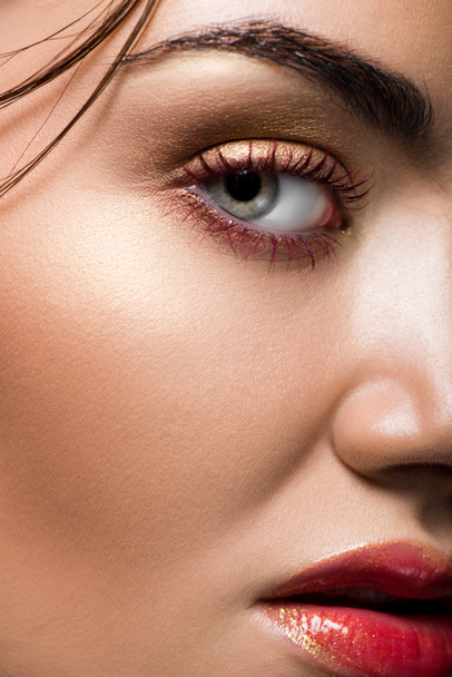 close up de belo modelo posando com maquiagem no rosto para tiro de moda
 - Foto, Imagem