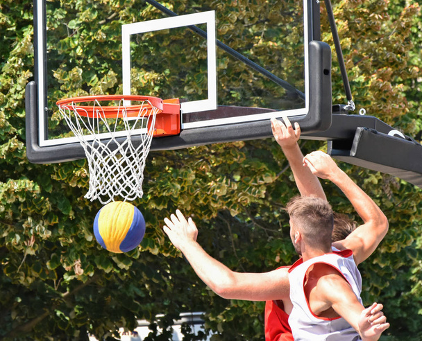 Гра в баскетбол на відкритому повітрі влітку
 - Фото, зображення