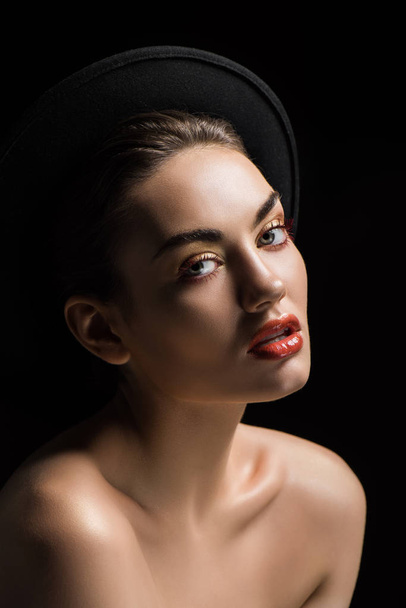 attractive woman posing in felt hat, isolated on black - Foto, Imagem