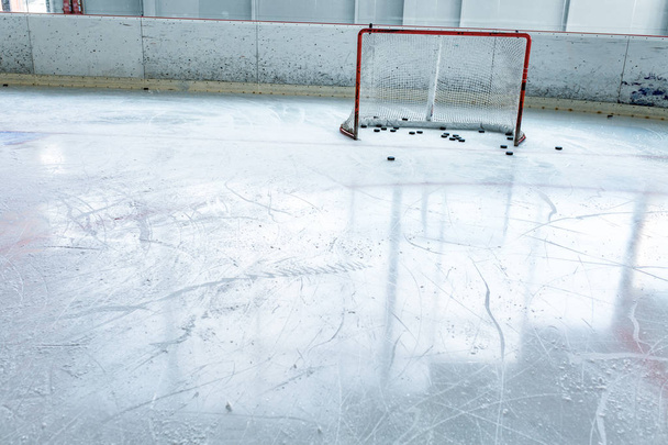 hokejové kluziště, PUK a prázdnou branku červené - Fotografie, Obrázek
