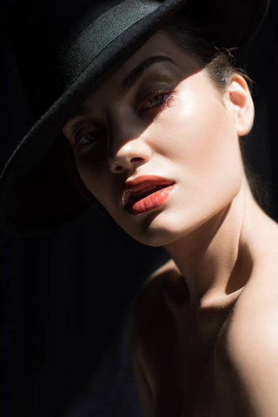 belle fille élégante posant en feutre noir à la mode chapeau
  - Photo, image