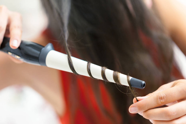 Zavřít pohled kadeřnice curling vlasy klienta v kadeřnictví - Fotografie, Obrázek