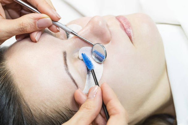 The process of eyelash extensions in the beauty salon  - Foto, Imagen