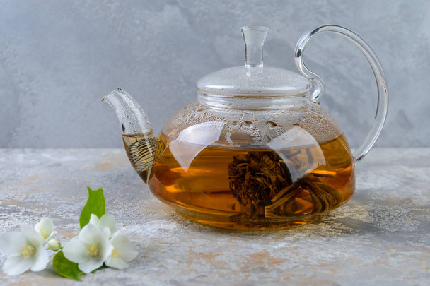 Jasmínový čaj s jasmínovými květy - Fotografie, Obrázek