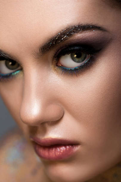 Close up de modelo bonito com maquiagem para tiro de moda
 - Foto, Imagem