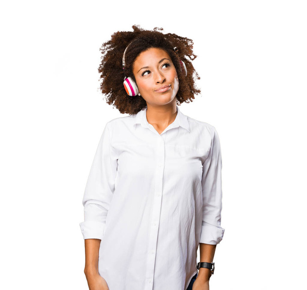 junge schwarze Frau mit Kopfhörern - Foto, Bild